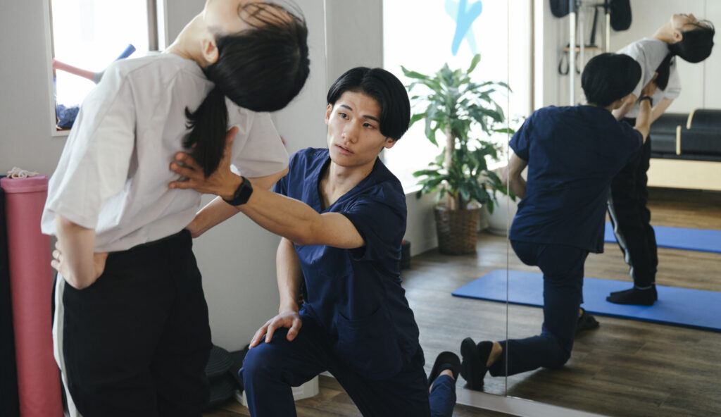 患者様の動きを確認する柳澤先生